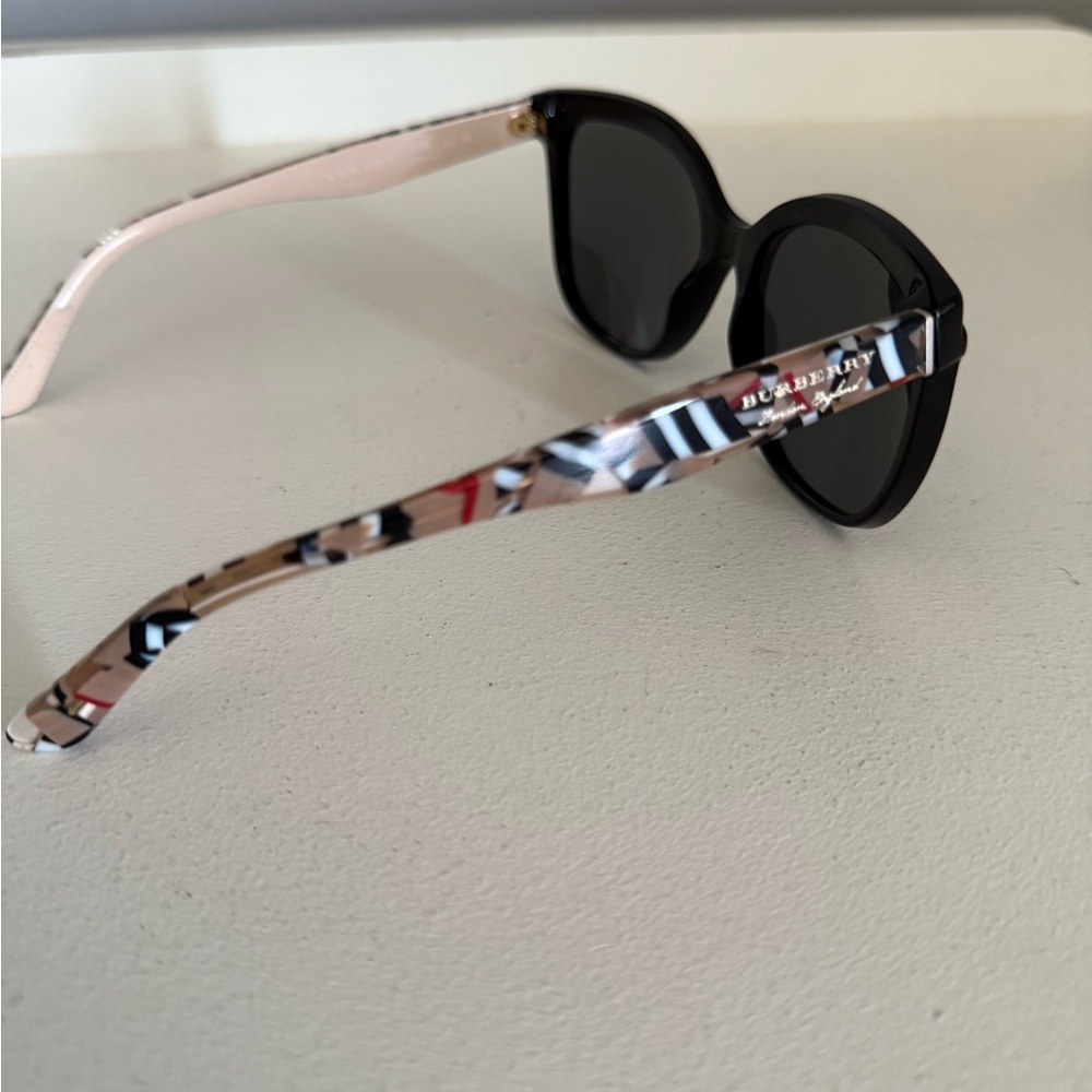 Burberry Black Cat-Eye Sunglasses Sleek Design - Picture 2 of 4
